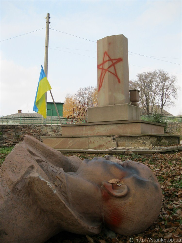Акт вандалізму над пам’ятником С. Бандері у селі Струсів (фото + відео)